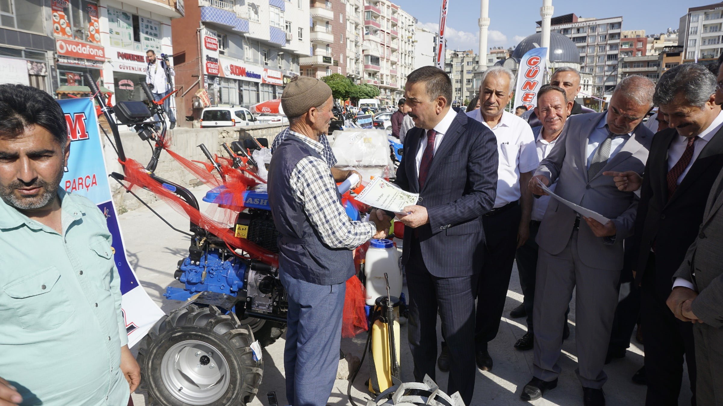 Siirt’te Onlarca Çiftçiye Makine Dağıtıldı