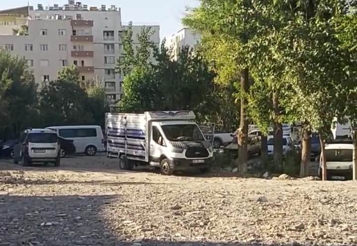 Park Halindeki Araçtan Gündüz Vakti İki Akü Çaldılar