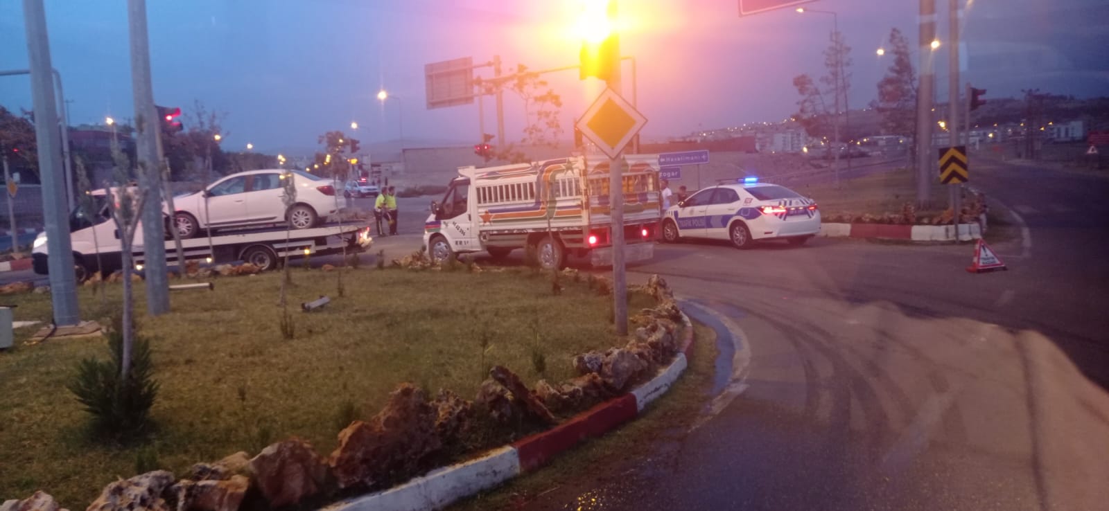 Siirt’te Kaza Yapan Araçlar Trafiği Kilitledi