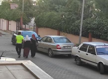 Siirt’te Yürümekte Zorlanan Yaşlı Kadına Polis Yardım Etti