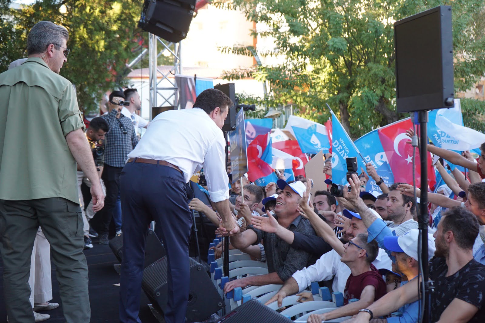 Babacan: "Keramet İmzada Bir İmza Atın da Şu Enflasyonu Düşürüverin"