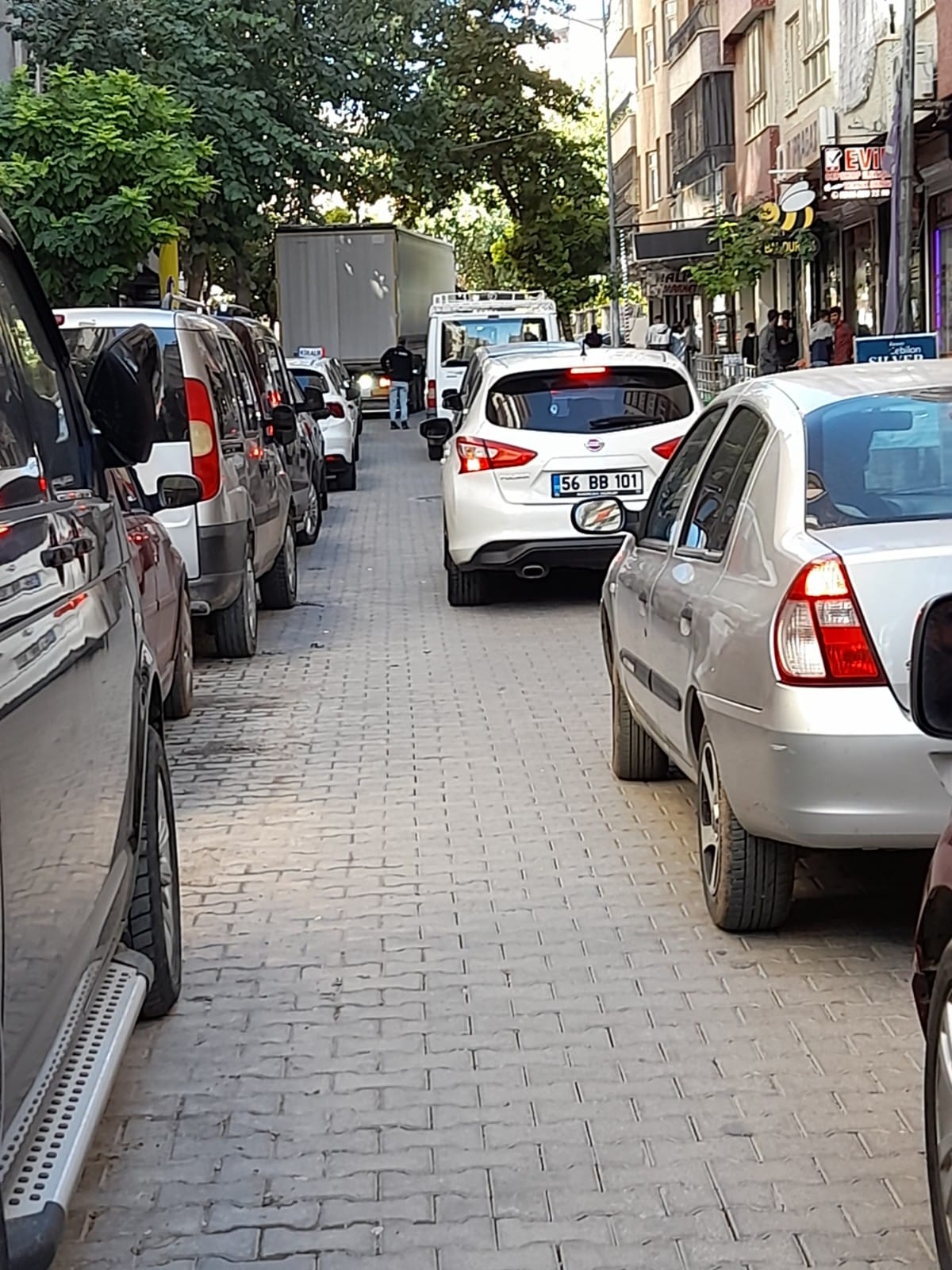 Mal indiren Tır Trafiği Aksatıyor