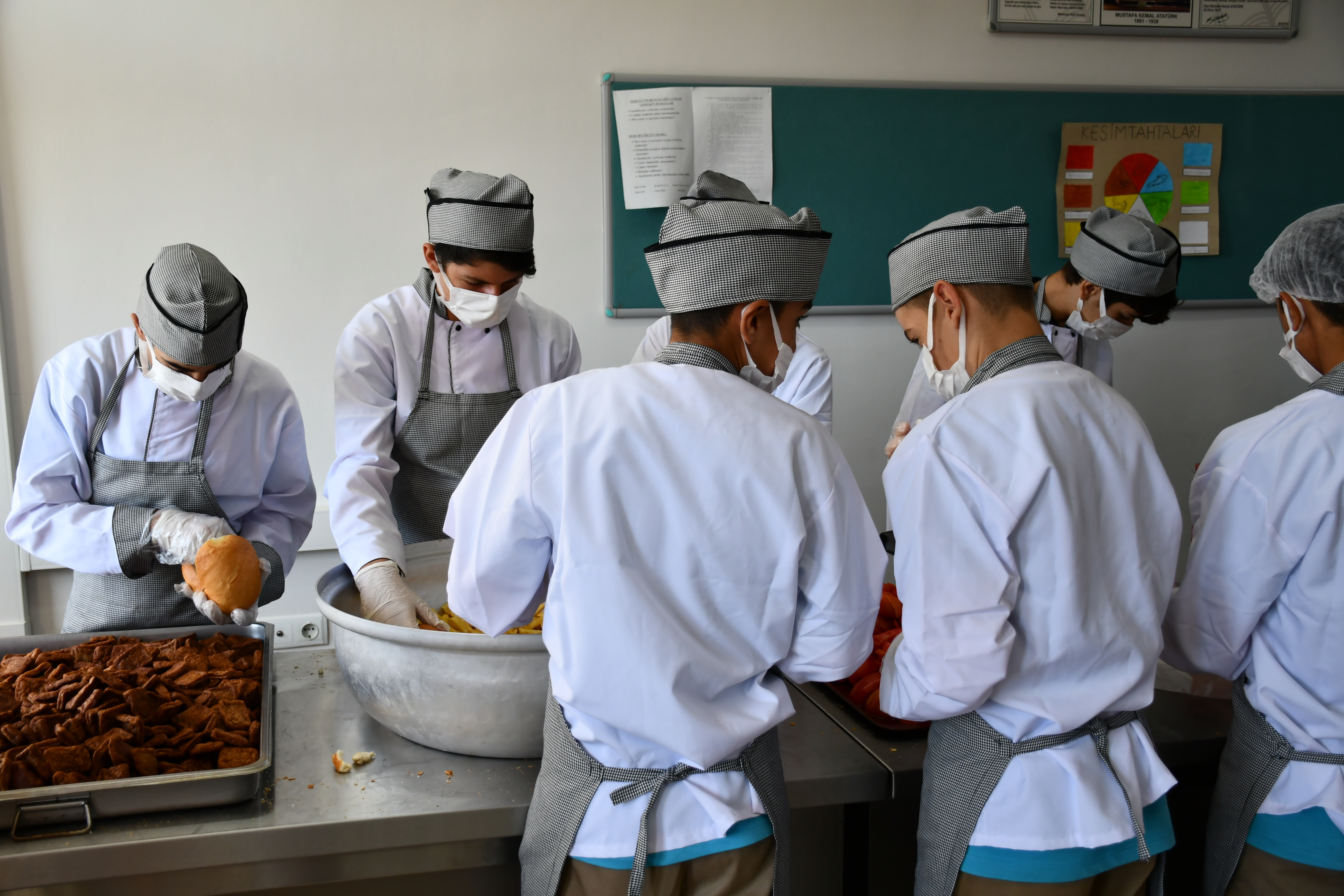 Siirt'te Meslek Lisesi Öğrencileri Hem Öğreniyor Hem Üretiyorlar