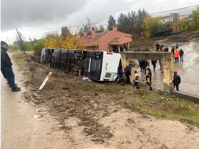 Siirt’te Bir Firmaya Ait Otobüs Şarampole Devrildi: 20 Yaralı