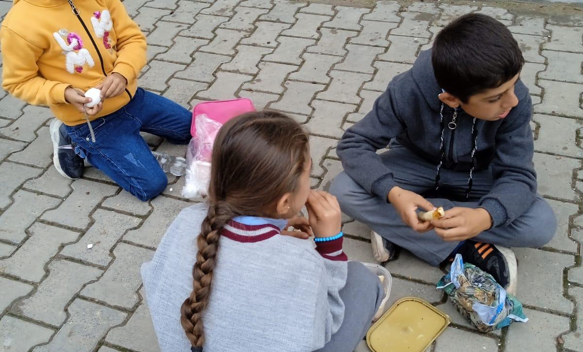 Okul Bahçesinde Yemek Yemek Zorunda Kalıyorlar