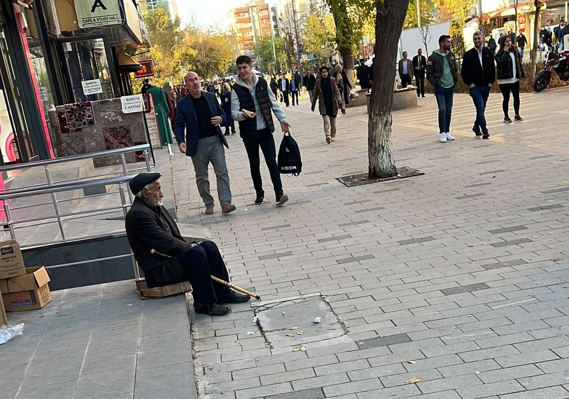 Siirt’te Zabıta Ekipleri Gittikten Sonra Dilenmeye Devam Ettiler