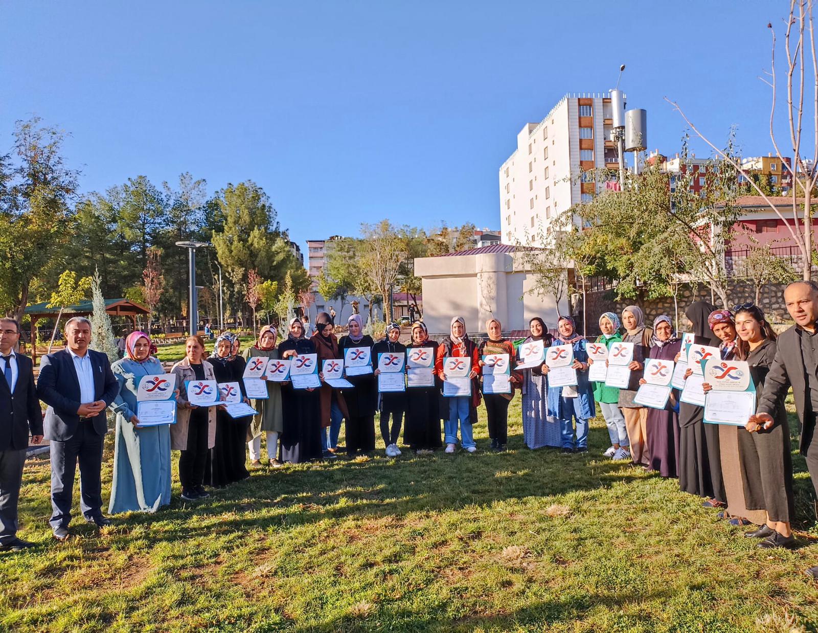 Siirt’te Veliler “Aile Okulu Projesi” Kapsamında Eğitim Görüyor