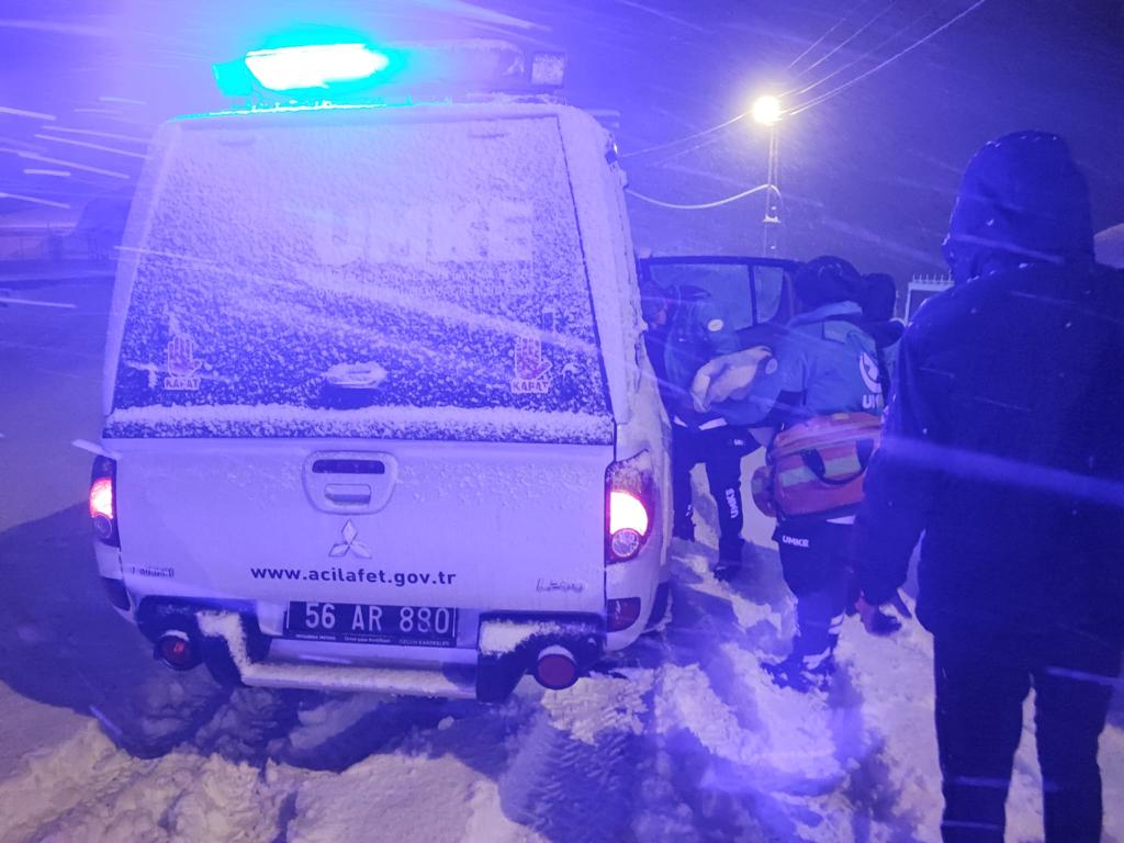 Yolu Kapanan Köyde Rahatsızlanan 2 Yaşındaki Çocuk Hastaneye Ulaştırıldı