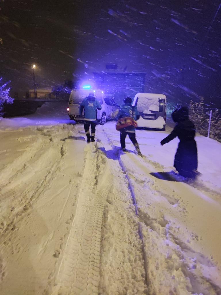 Yolu Kapanan Köyde Rahatsızlanan 2 Yaşındaki Çocuk Hastaneye Ulaştırıldı