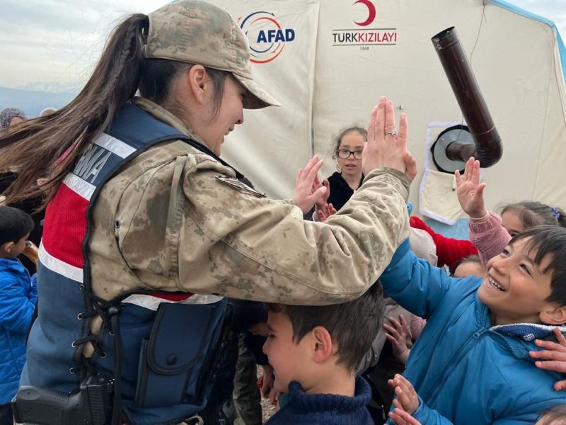 Siirt İl Jandarma Komutanlığı Ekipleri Enkazdan 51 Kişiyi Sağ Çıkardı