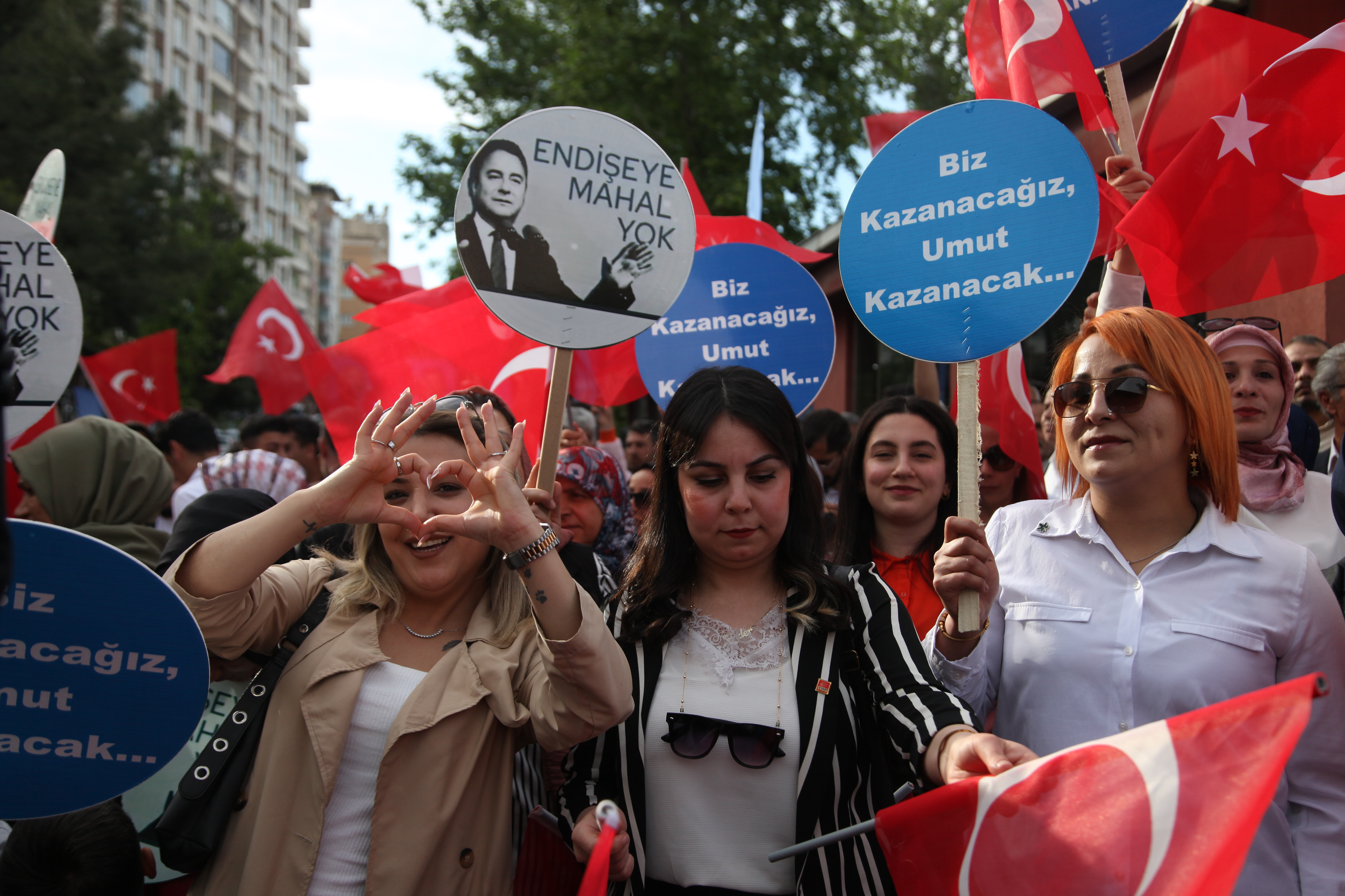 Babacan: “Enişte Kayıp, Gören Var mı?”