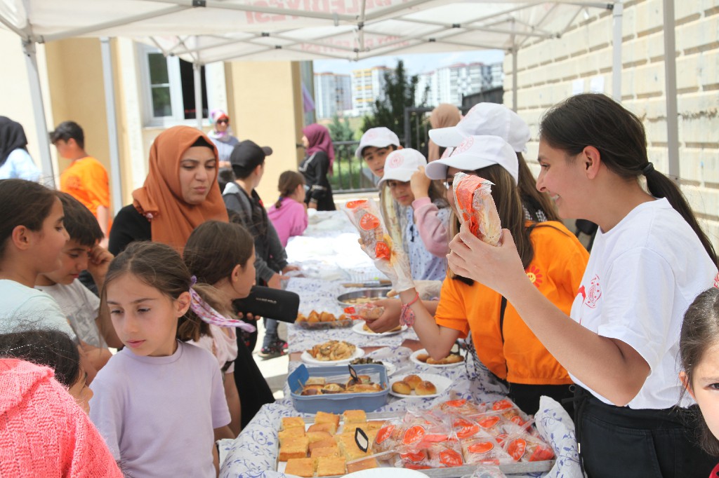 Bu Okulda Depremzedeler Unutulmuyor