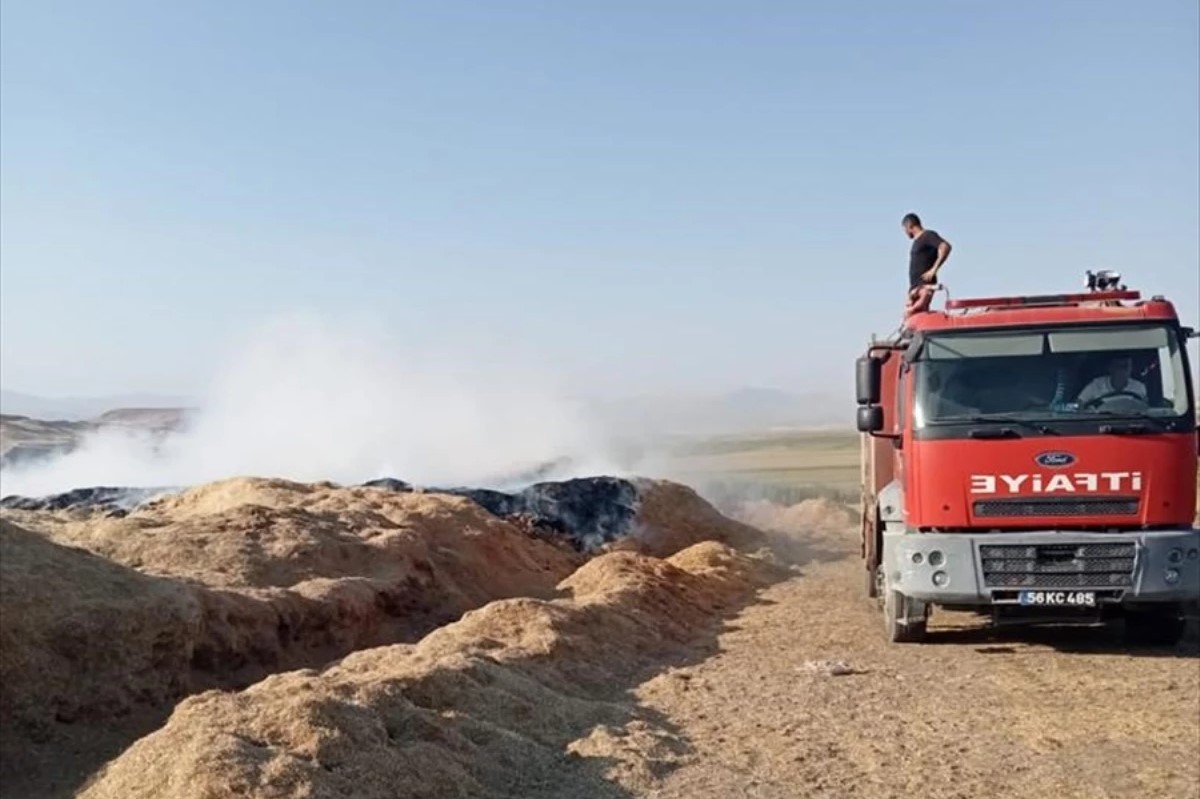 Kurtalan’da Saman Yığınları Yandı