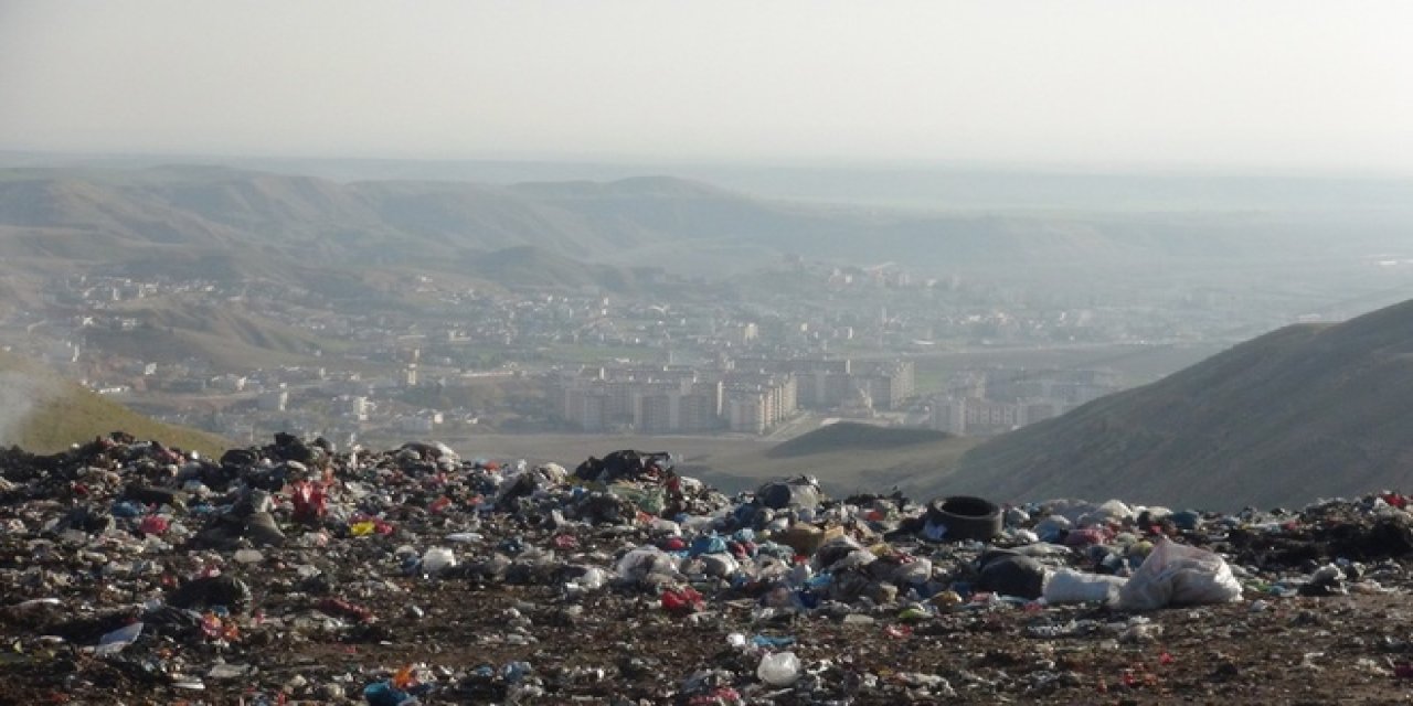 Cizre’de TOKİ Sakinleri Çöp Kokusu İle Yatıp Kalkıyor