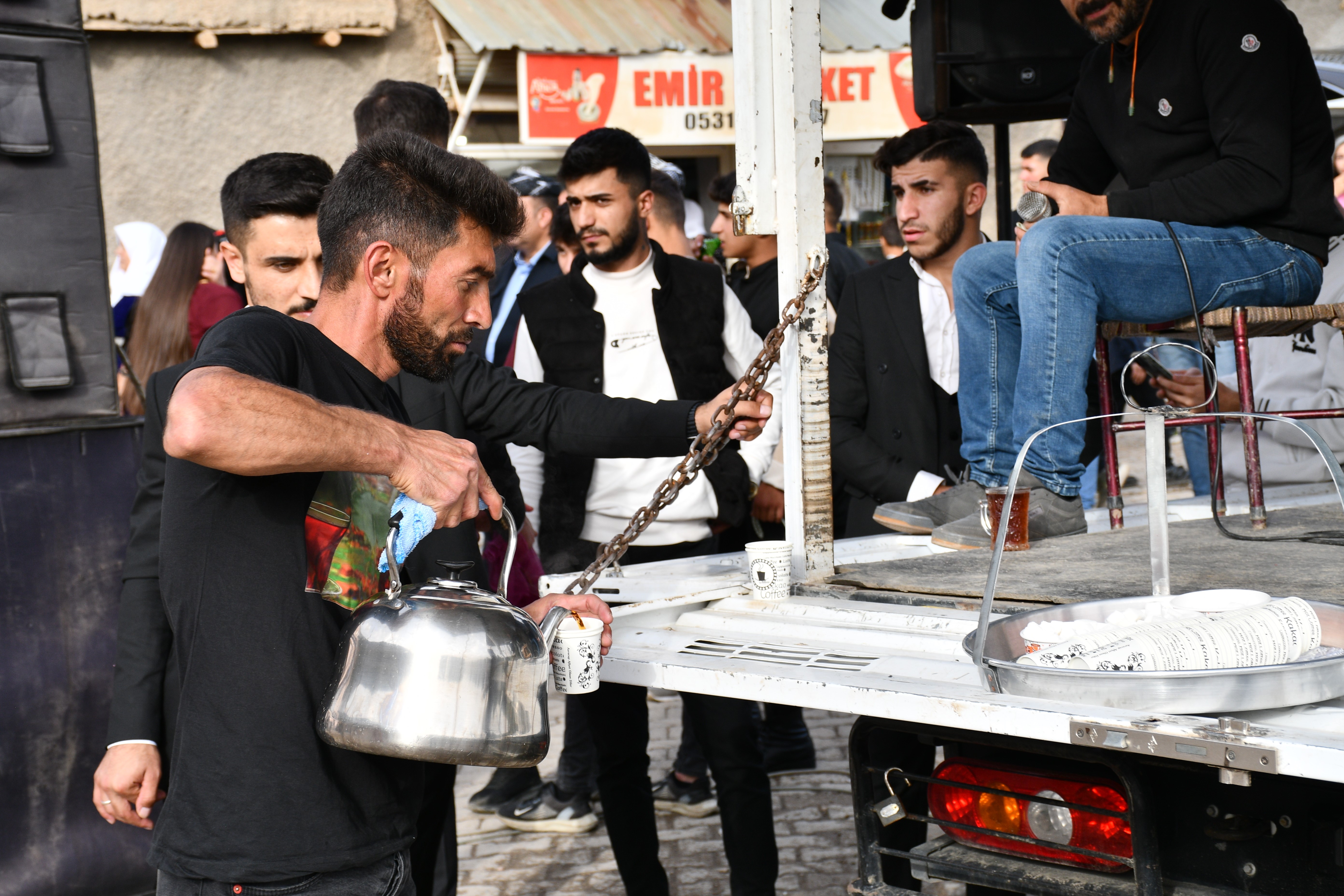 Şırnak'taki Aşiret Düğünlerinin Aranan Çaycısı