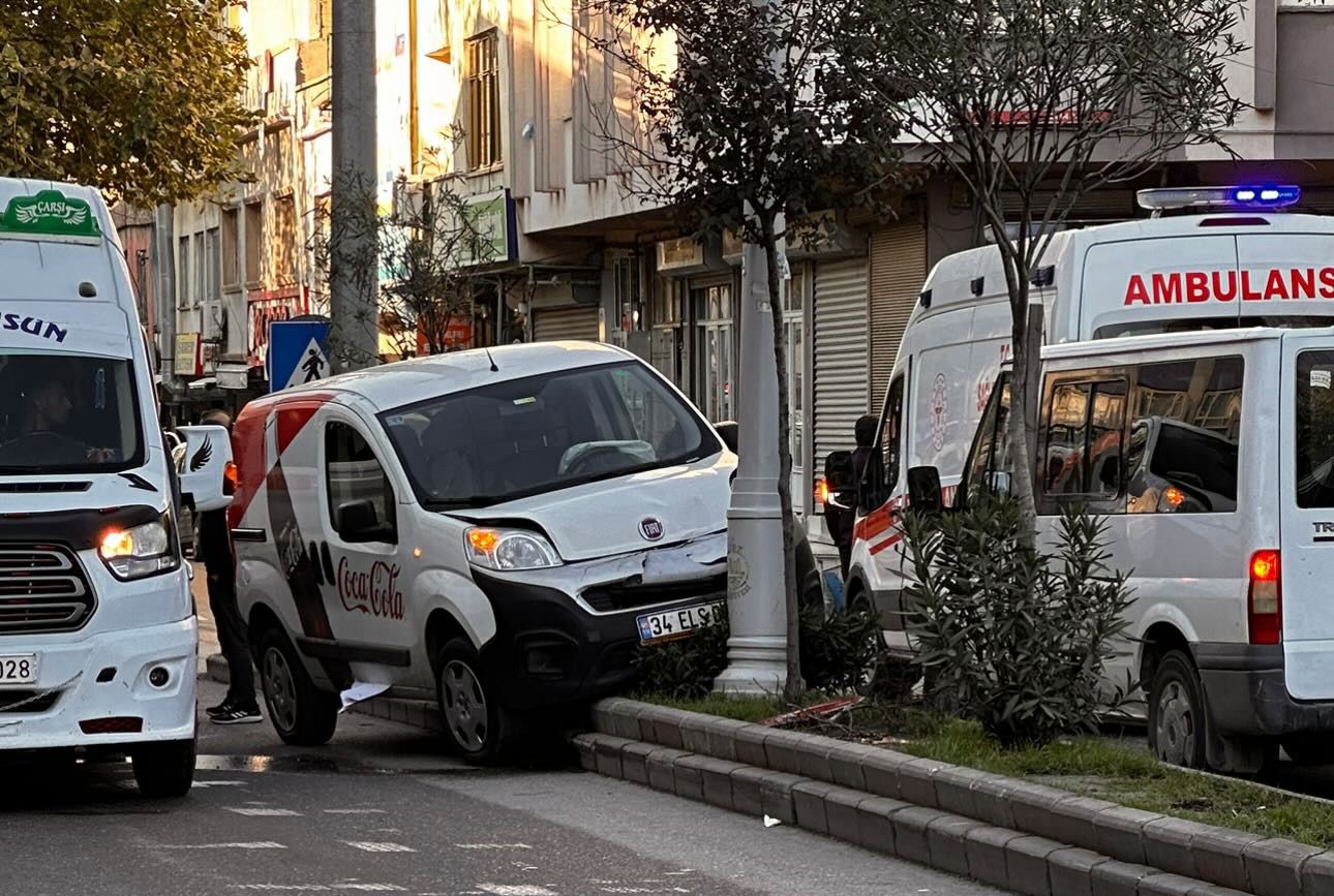 Araç Direğe Çarptı: Sürücü Yaralandı