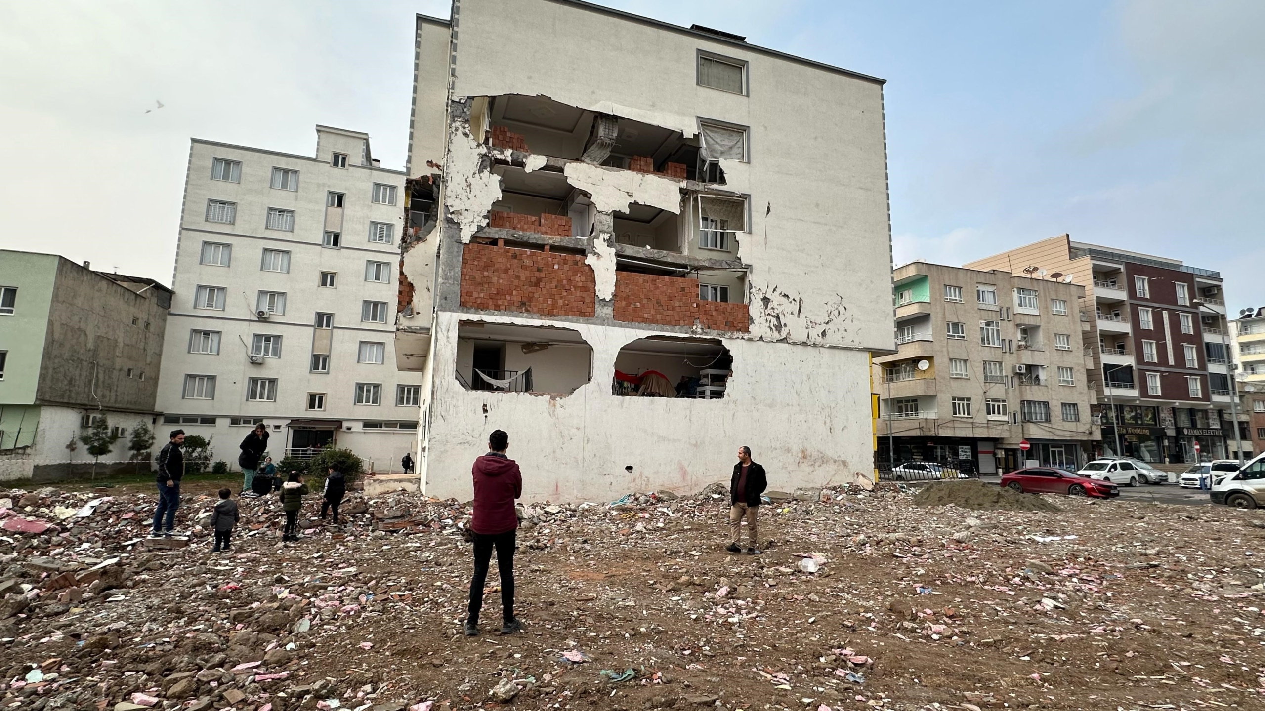 Deprem Mağdurları Muhatap Arıyor