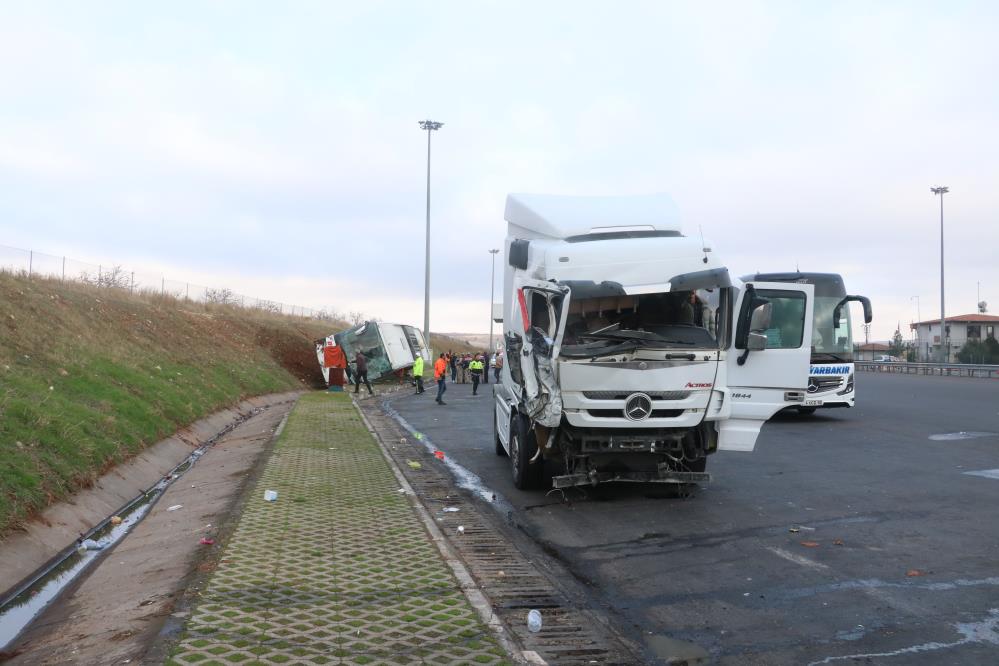 Otobüs İle Tır Çarpıştı: 10 Yaralı