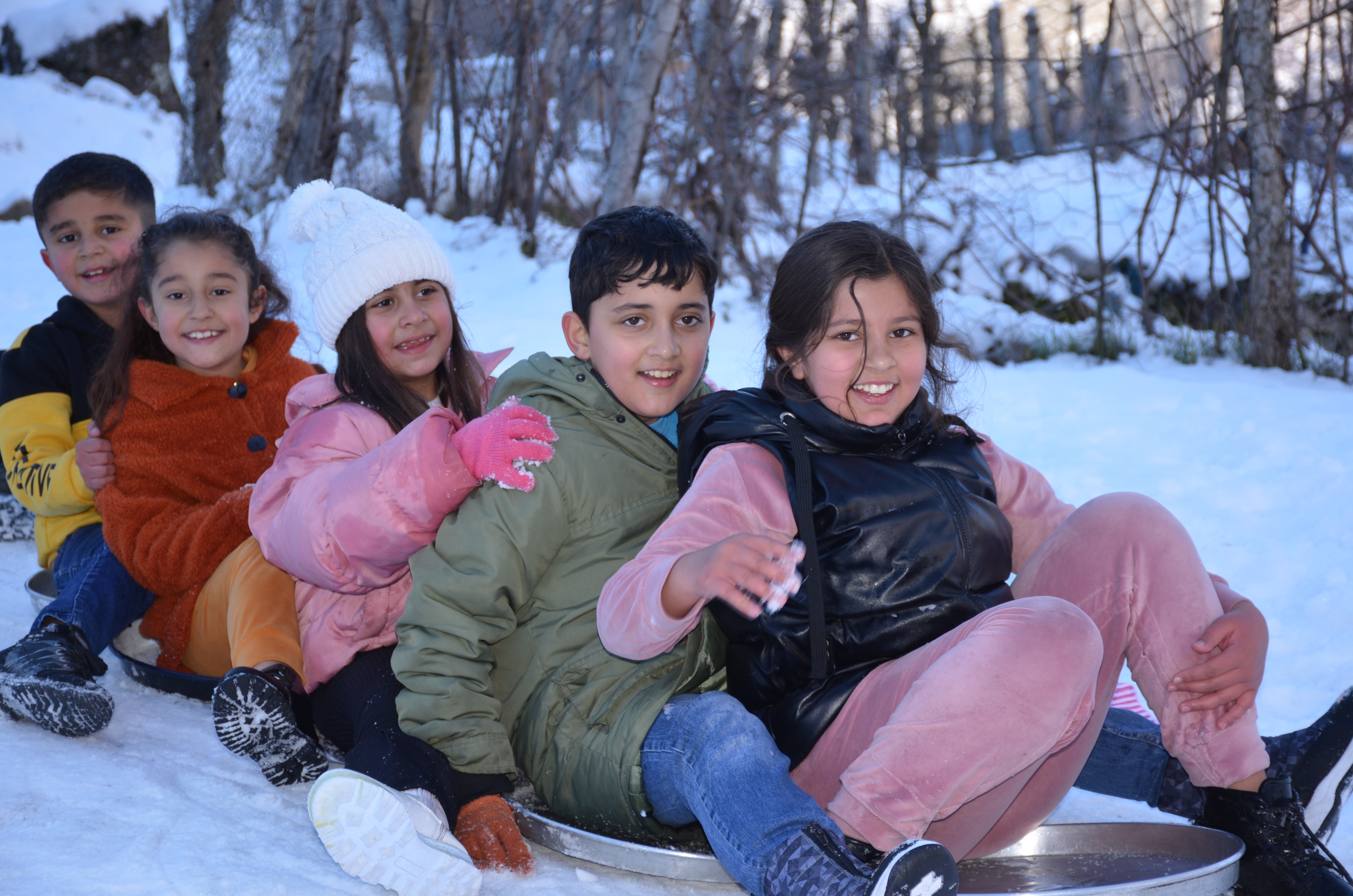 Şırnak'ta Çocuklar Leğenle Kaymanın Keyfini Çıkardı