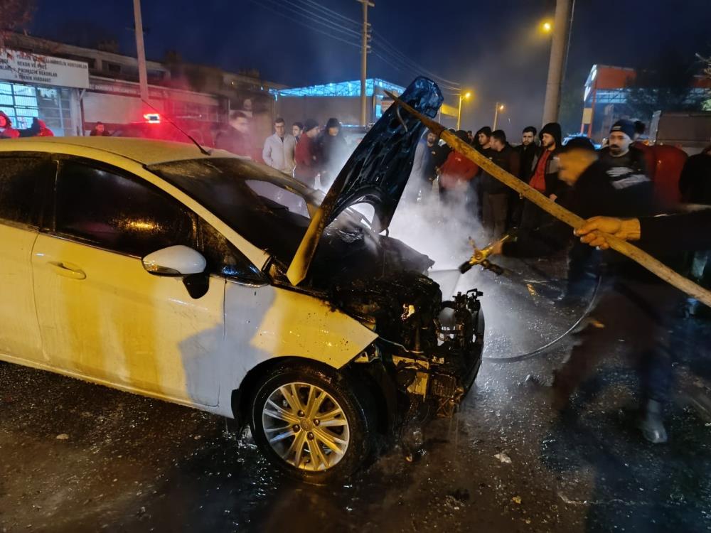 Siirt'te Tamir İçin Sanayi Sitesine Bırakılan Otomobil Yandı