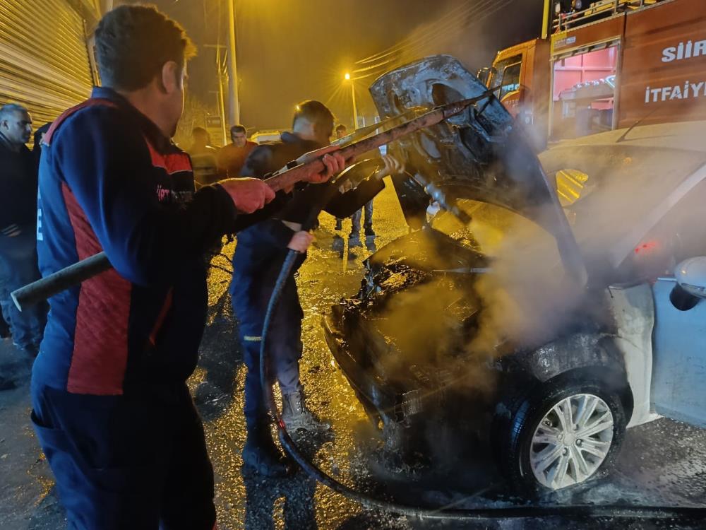 Siirt'te Tamir İçin Sanayi Sitesine Bırakılan Otomobil Yandı