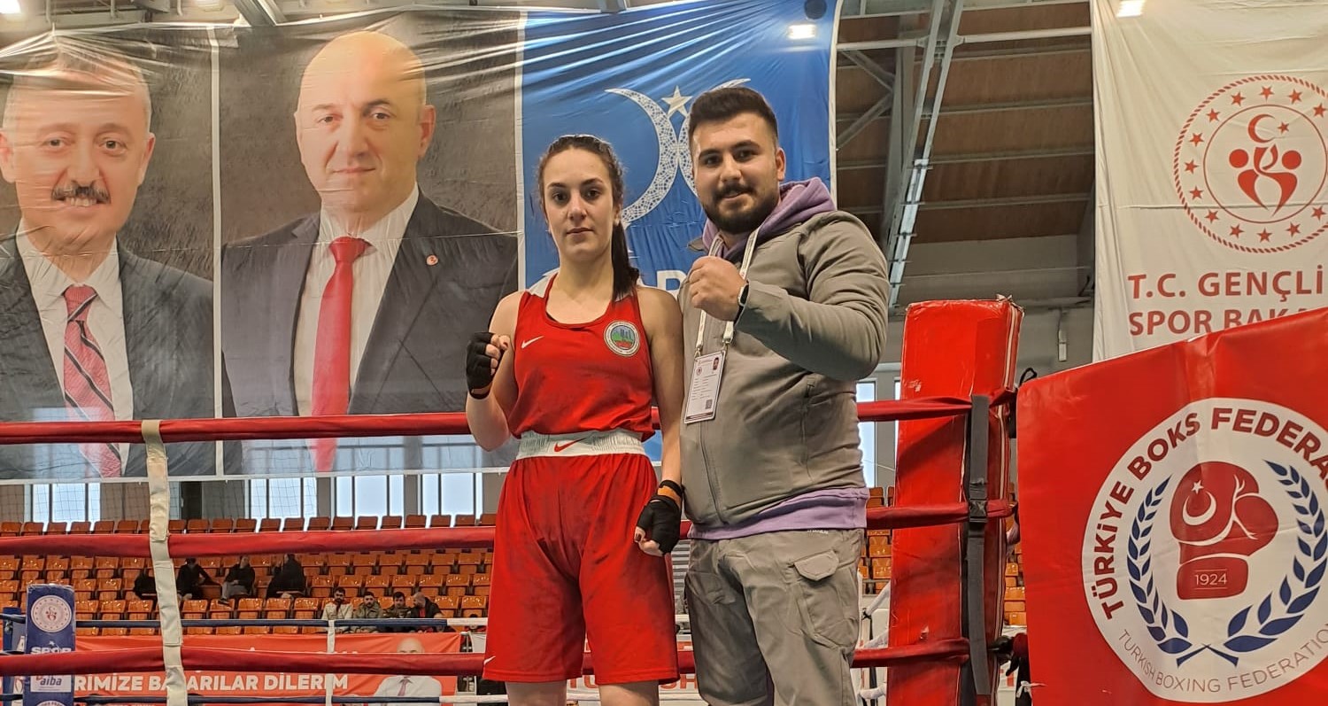 Türkiye Boks Şampiyonasında 63 kiloda yarışan Siirtli boksör Zilan Kızmaz, yarı finale yükseldi.