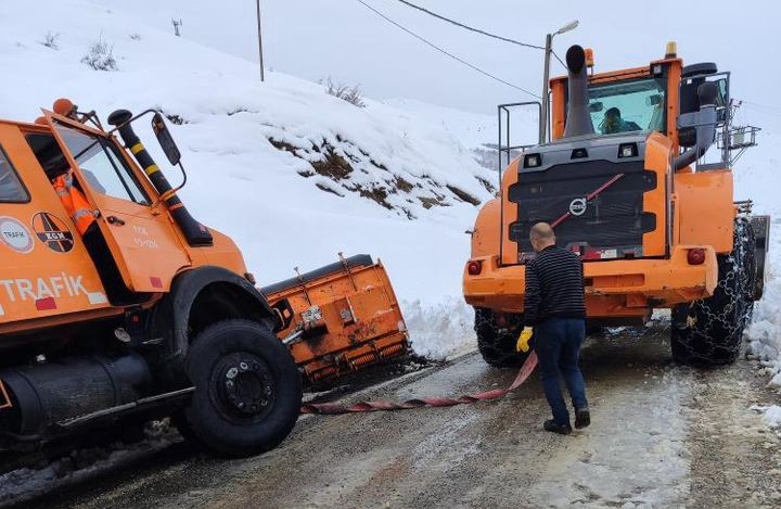 Yolu Açmaya Giden Araç Kaza Yaptı