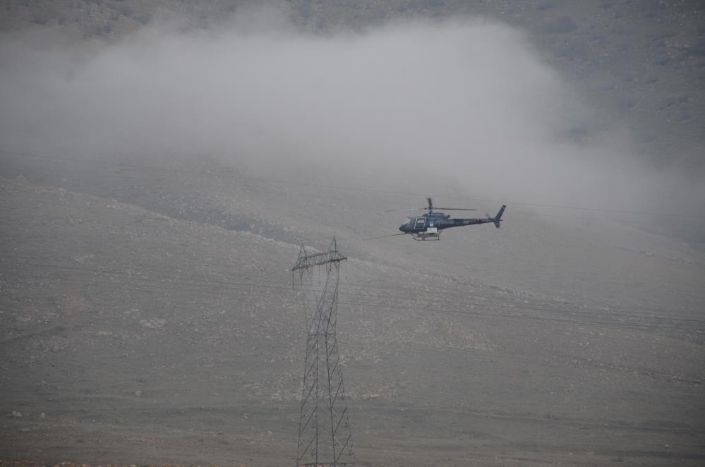 Helikopterle Elektrik Direklerinin Bakım Onarım Yapılıyor