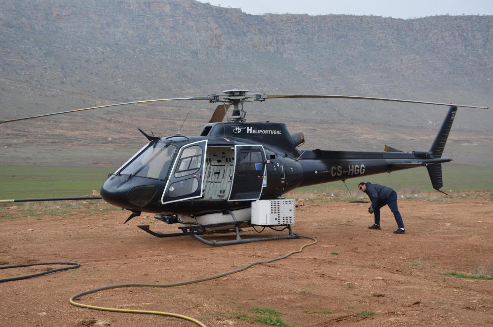 Helikopterle Elektrik Direklerinin Bakım Onarım Yapılıyor