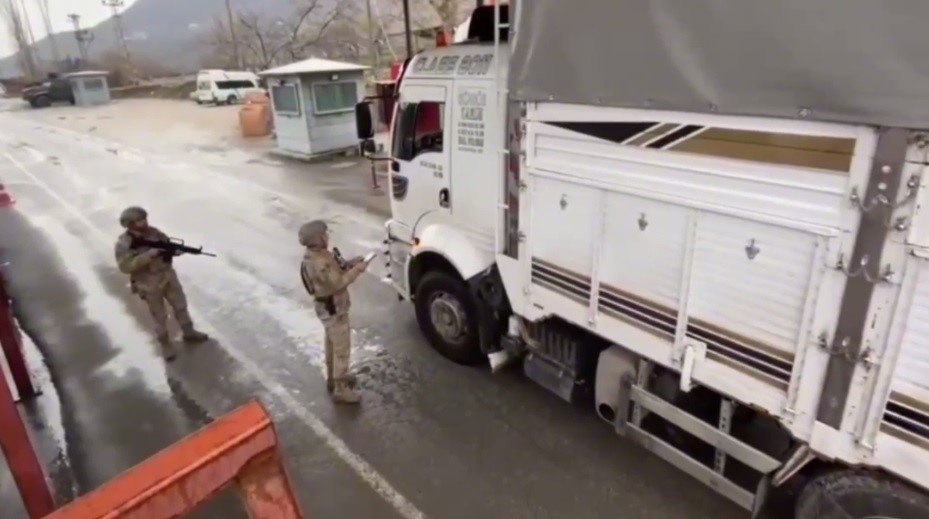 Siirt-Bitlis Yolunda TIR’ın Dorsesinden 76 Kaçak Çıktı