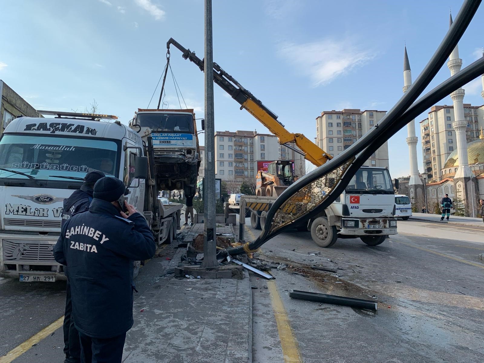 Freni Patlayan Çekici Ortalığı Savaş Alanına Çevirdi