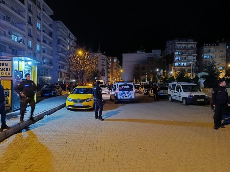 Siirt’te İki Grup Arasındaki Bıçaklı Kavgayı Polis Biber Gazıyla Ayırdı