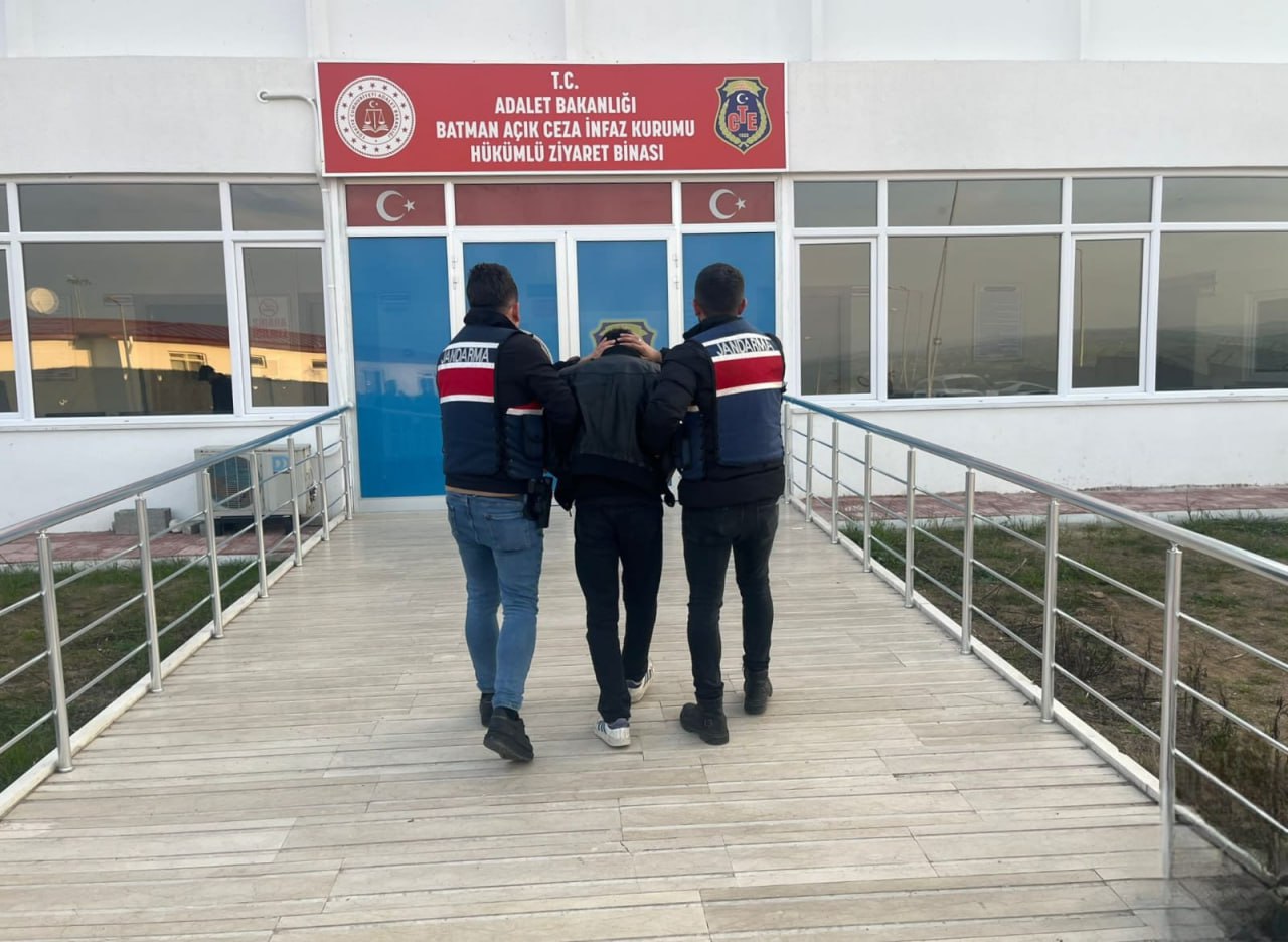 Siirt’te Jandarma Toplu Silah Ticareti Suçundan Aranan Şahsı Yakaladı