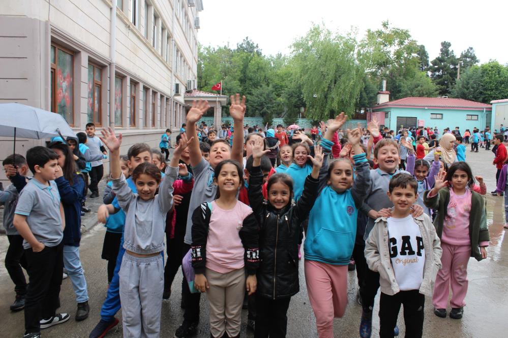 Siirt’te Boğazına Çanta Kancası Kaçan Çocuğu Öğretmeni Kurtardı