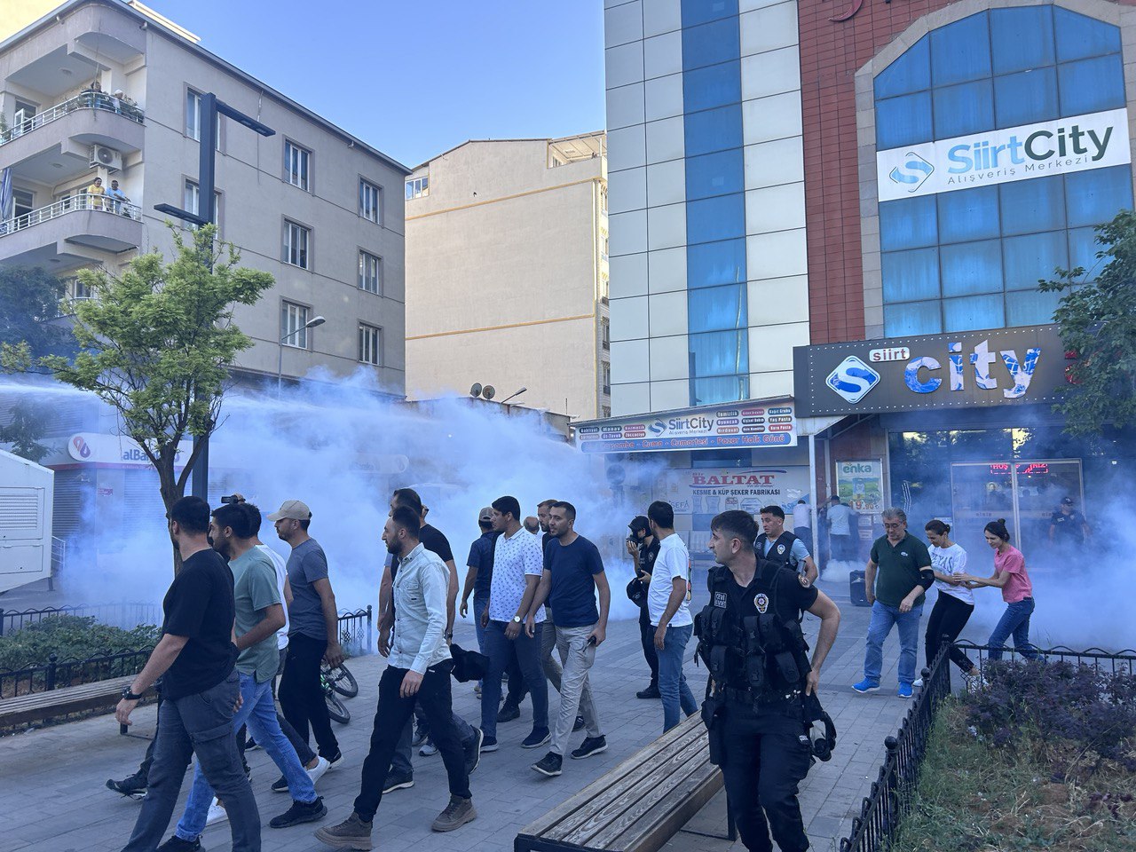 DEM Parti’nin Siirt’teki Basın Açıklamasına Polis Müdahale Etti