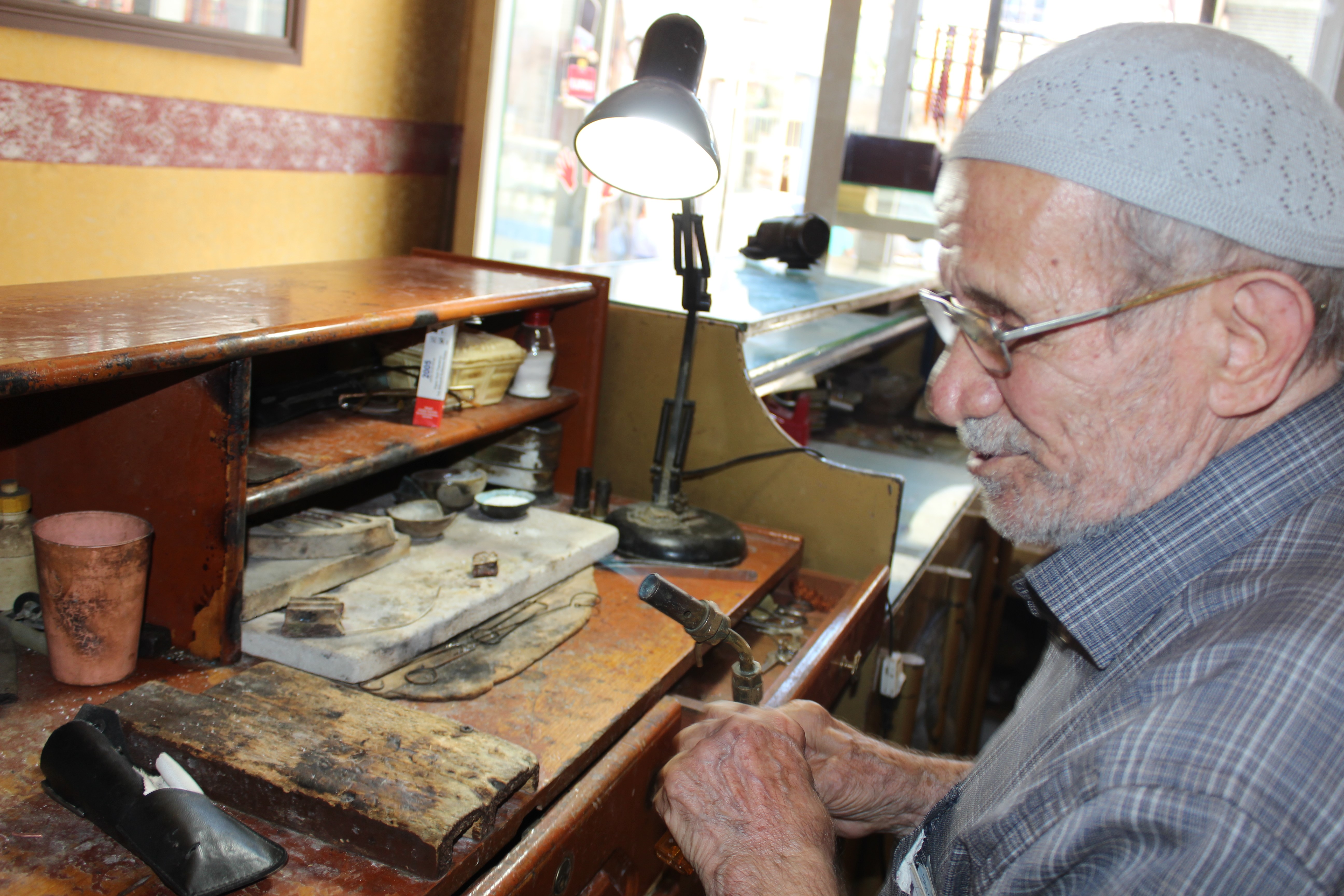 70 Yıllık Kuyumcu Mesleğini Aşkla Yapıyor