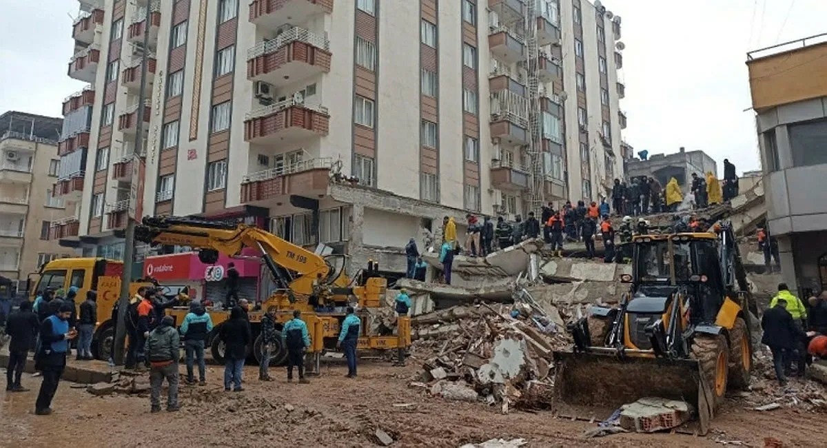 Depremde 51 Kişinin Öldüğü Davada Karar Çıktı, Adliyede Ortalık Karıştı