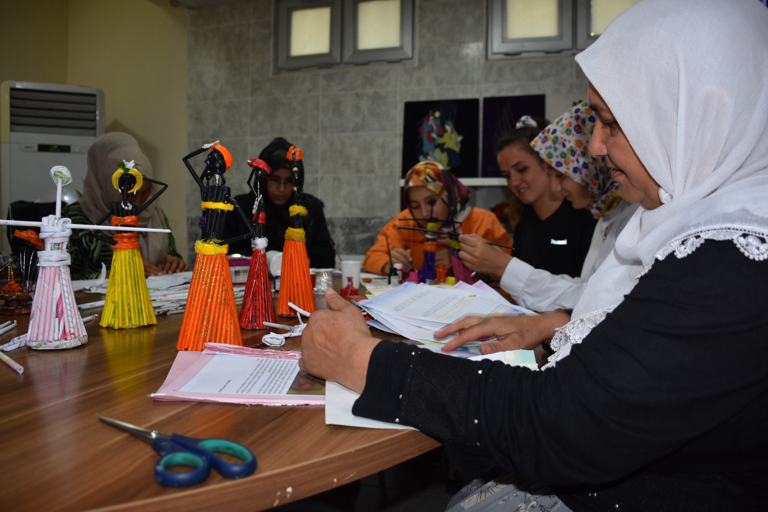 Gazete Sayfaları Kadınların Elinde Sanata Dönüşüyor