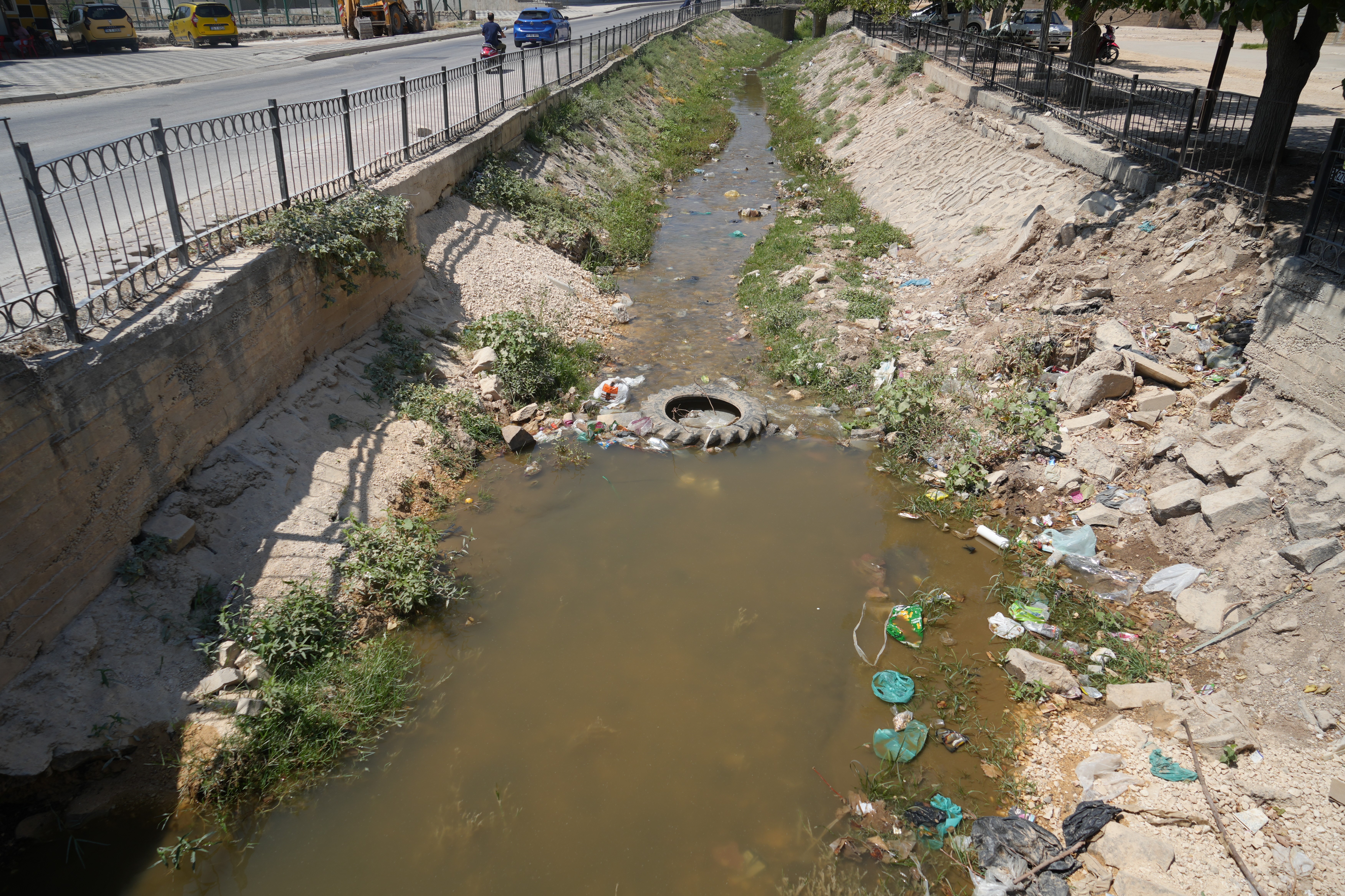 Temizlenmeyen Kanal Boyu Deresi Tehlike Saçıyor