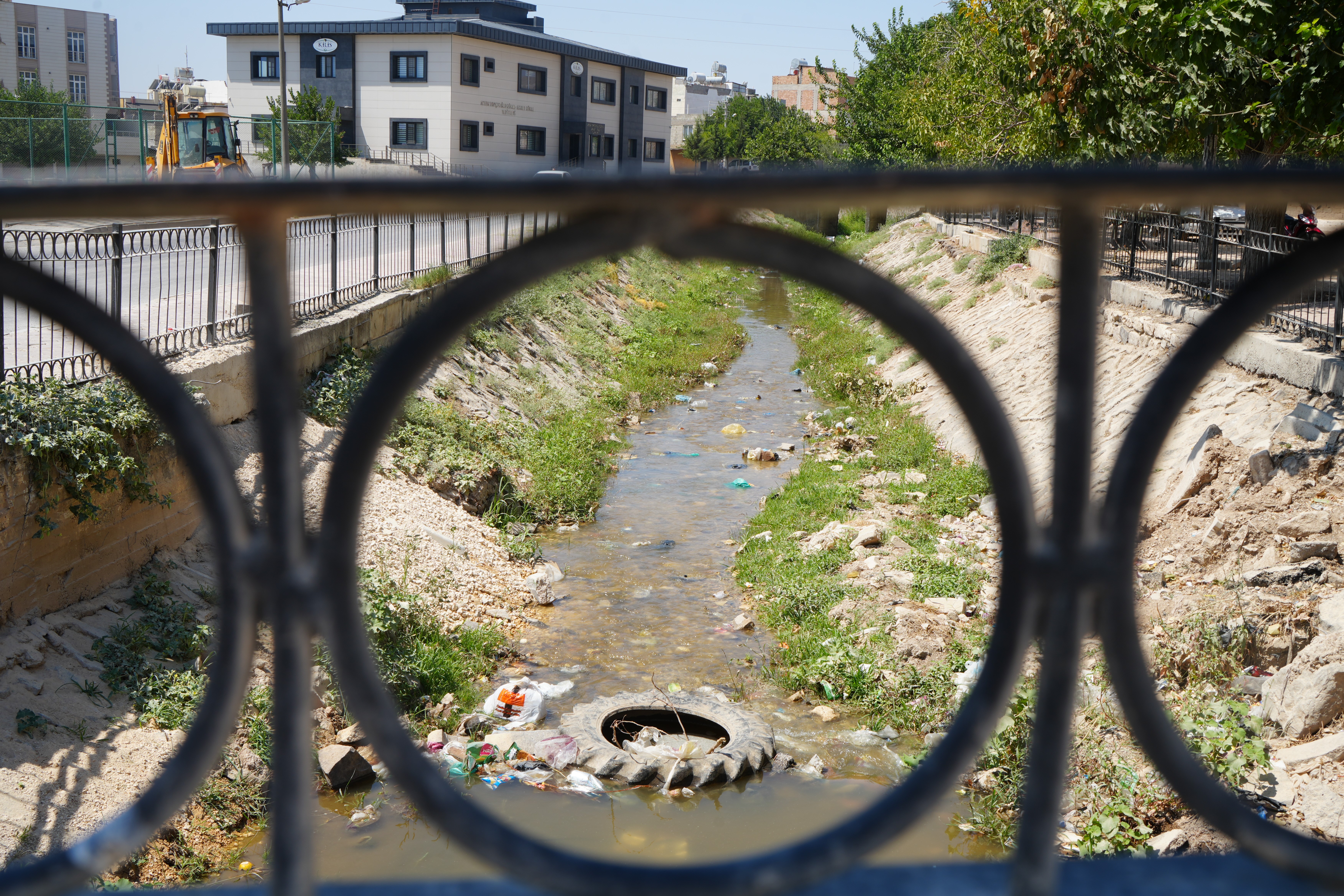 Temizlenmeyen Kanal Boyu Deresi Tehlike Saçıyor