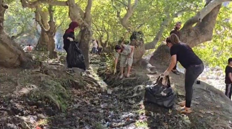 Doktorlar Bu Kez Mıntıka Temizliği İçin Eldiven Giydi