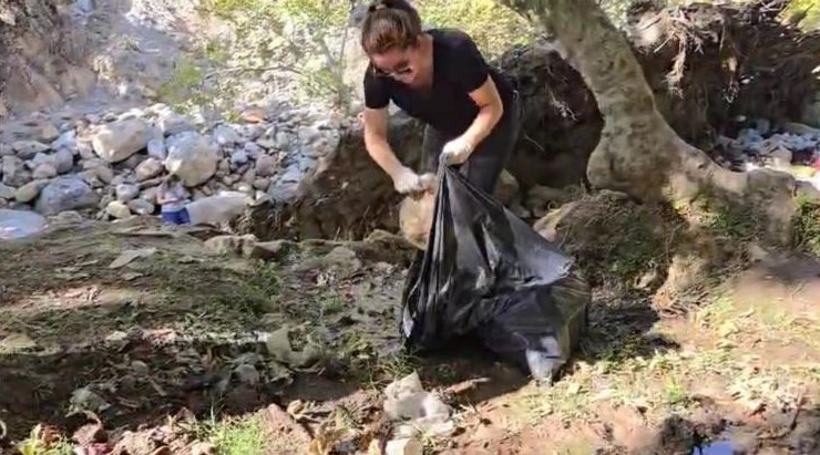 Doktorlar Bu Kez Mıntıka Temizliği İçin Eldiven Giydi