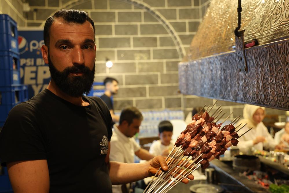 50 Derece Sıcağa Rağmen Ocakbaşında Ciğer Yemekten Vazgeçilmiyor