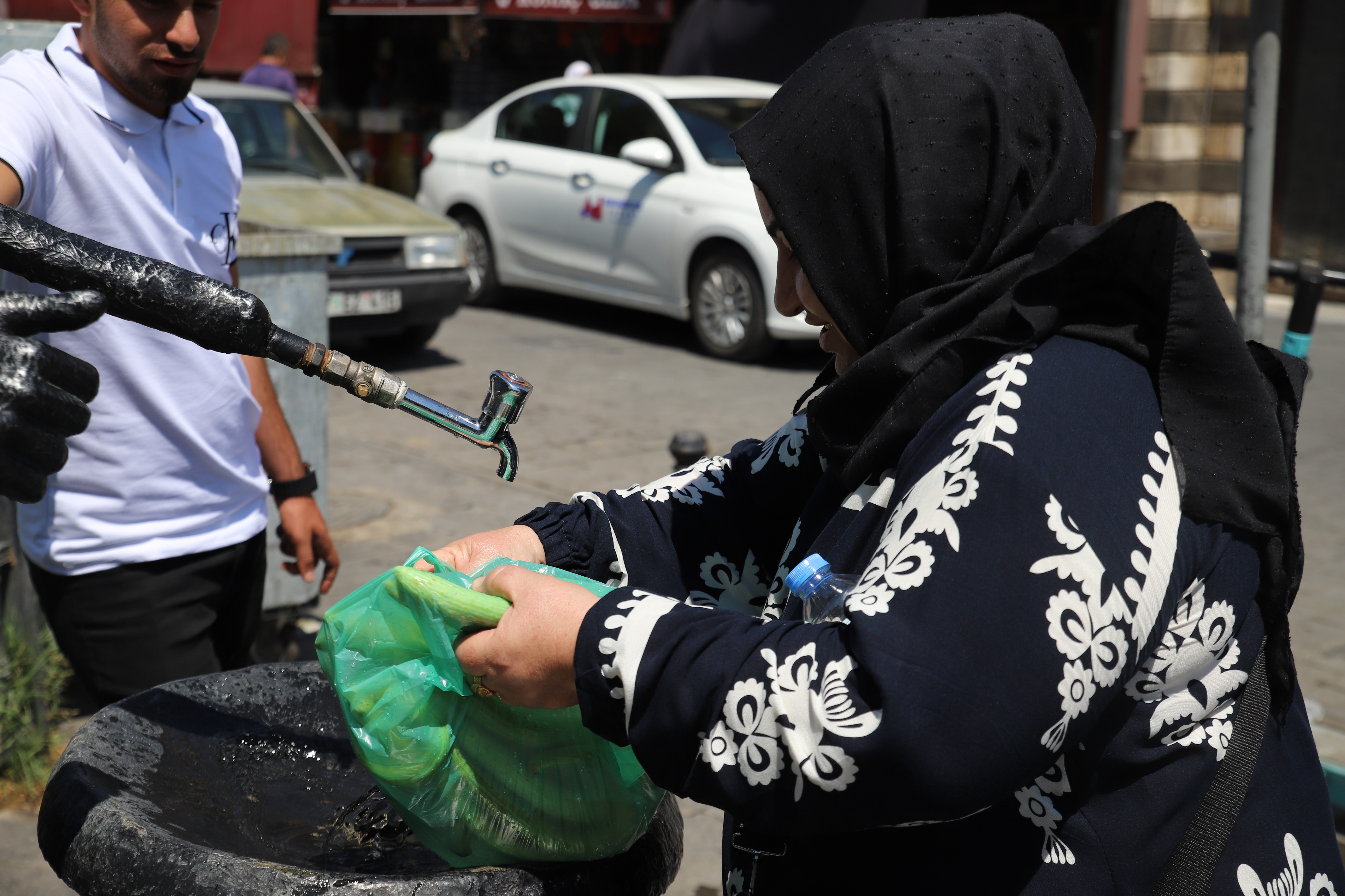 Sıcaktan Bunalan Vatandaşlar Çareyi Çeşme Başında Buldu