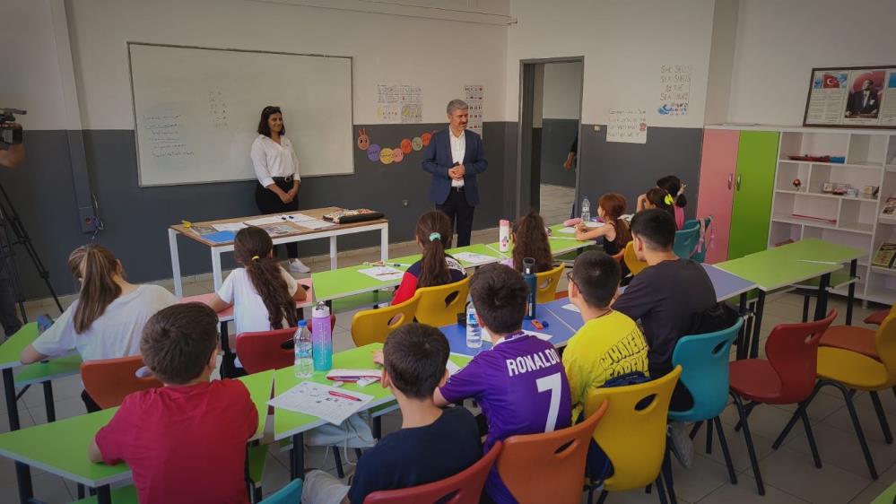 Depremin Derin İzlerini Kendisini Çocuklara Adayarak Sildi