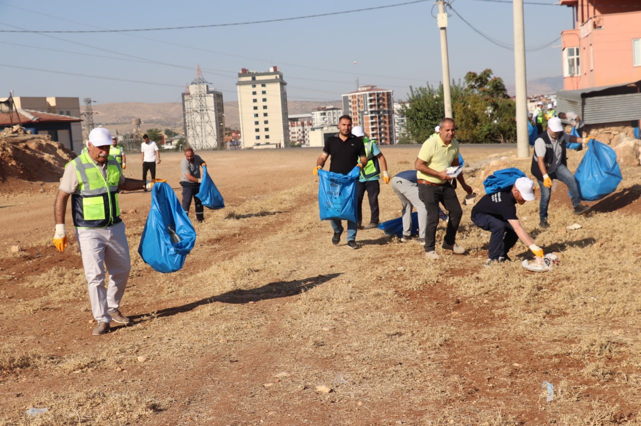 Siirt Belediye Eş Başkanları Önlüklerini Giyip Temizlik Yaptı