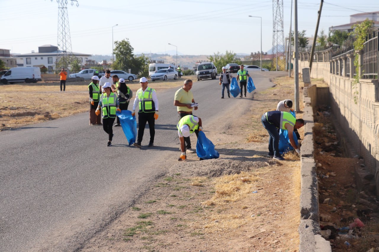 Siirt Belediye Eş Başkanları Önlüklerini Giyip Temizlik Yaptı