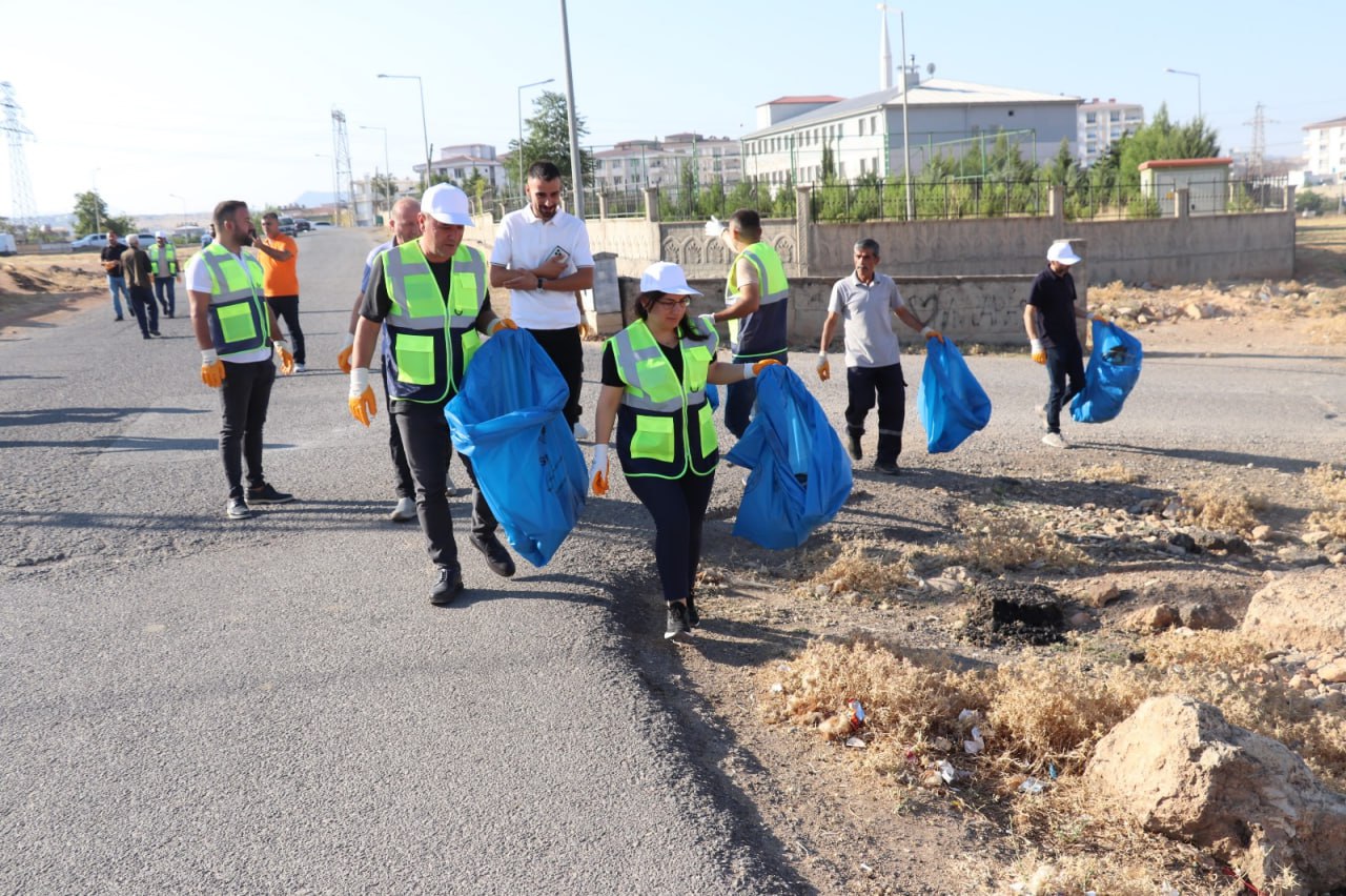 Siirt Belediye Eş Başkanları Önlüklerini Giyip Temizlik Yaptı