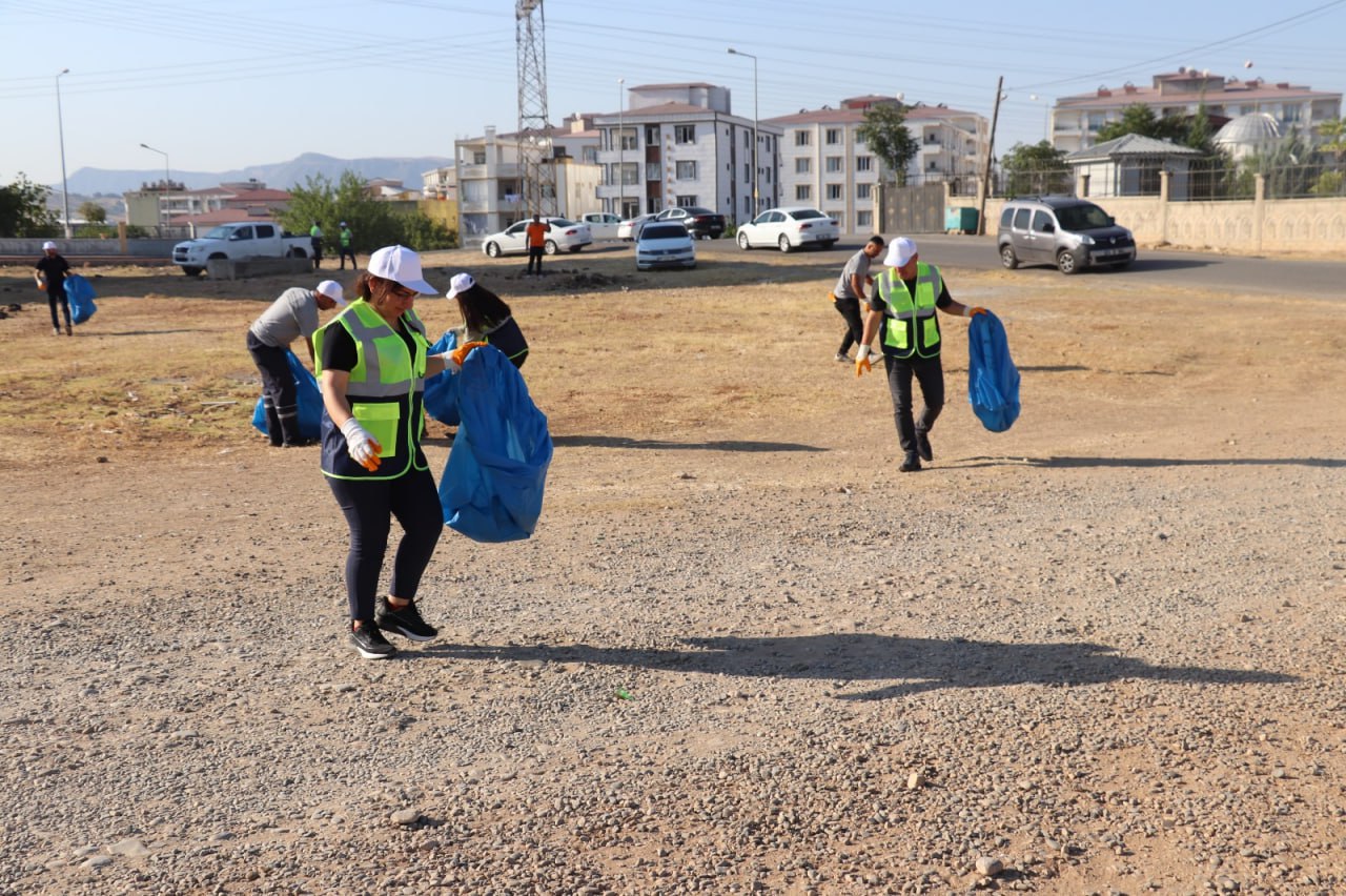 Siirt Belediye Eş Başkanları Önlüklerini Giyip Temizlik Yaptı