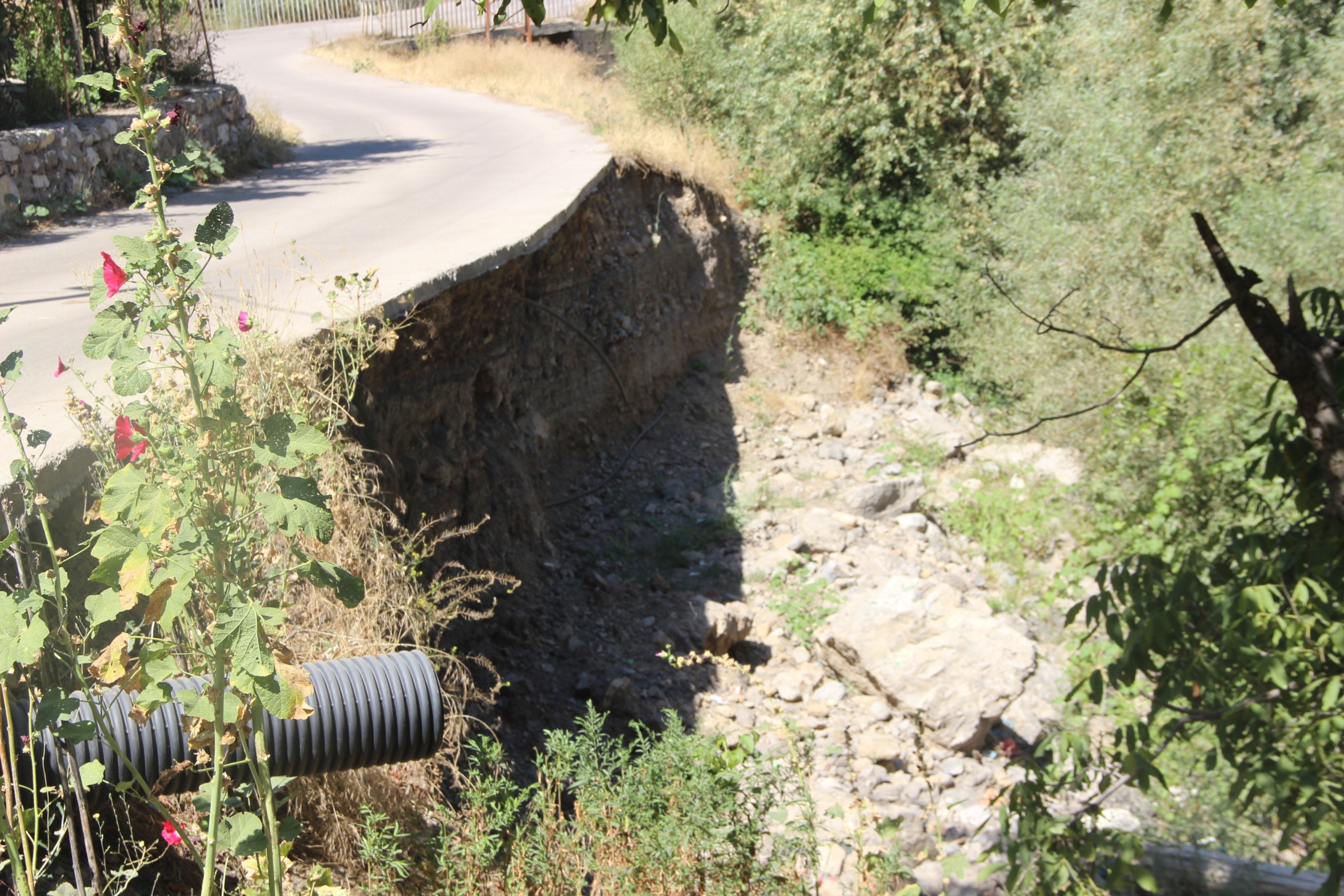 Şırnak'ta Akarsu Toprağı Aşındırdı, Köy Yolu Havada Kaldı